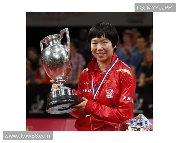 足球明星女运动员穿着时尚足球袜的精彩瞬间展示